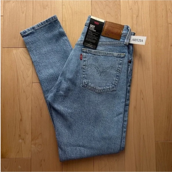 BNWT- Aritzia Levi's Premium 501 Skinny Jeans in Tango Light (26) - Picture 2 of 10